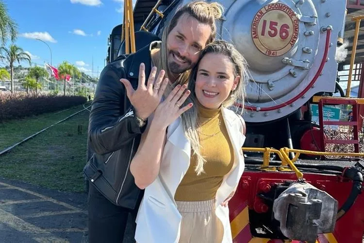 Philipe Dantas surpreende Rafaella Cronemberg com pedido de casamento