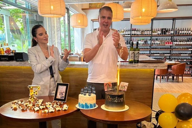 Fabrício Martins comemora nova idade em festa surpresa