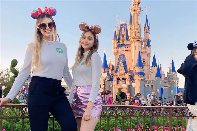 Nicollie Oliva curte férias em Orlando com a filha, Julia