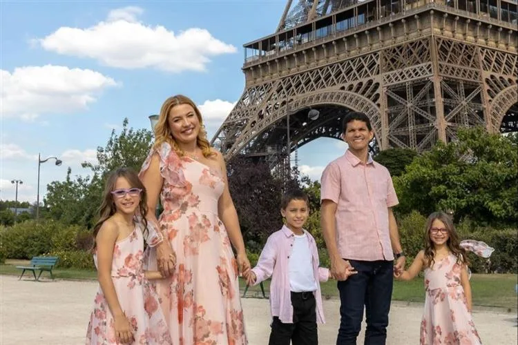 Natália Varela e Magno Alves pegam a rota de Paris com os filhos