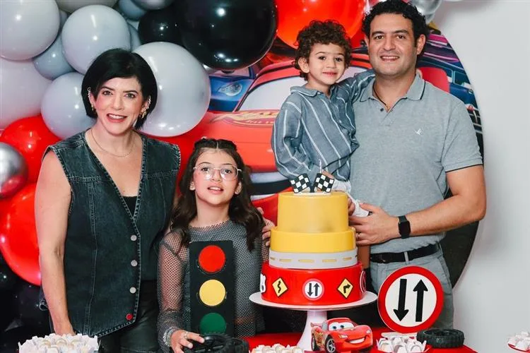 Thais e Helder Moreno armam festa dupla para os filhos, Lara e Luiz