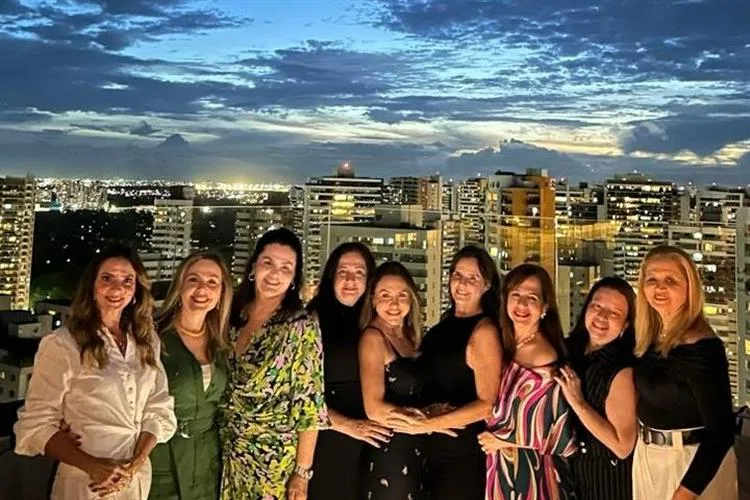 Adriana Queiroz comemora passagem pela folhinha com grupo de amigas