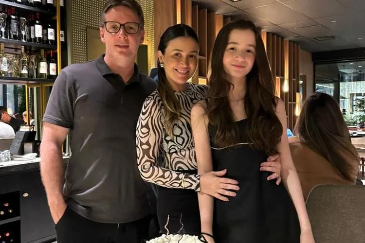 Rafaella e Erik Kleinberg cantam parabéns para a filha Nicole