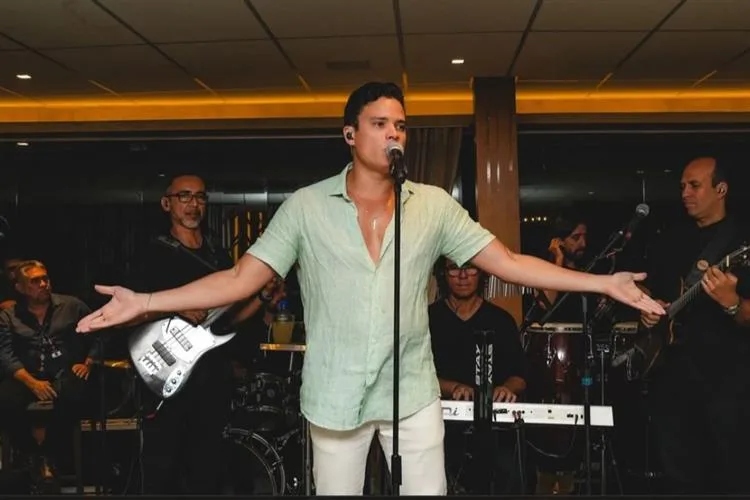 Marcos Lessa comemora nova idade entre familiares e amigos em show especial