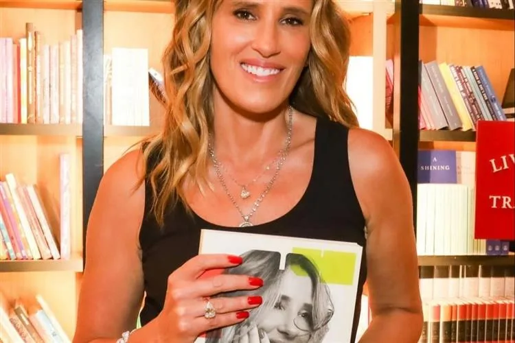 Karla Marques Felmanas lança o livro "Oi, Tchurma"