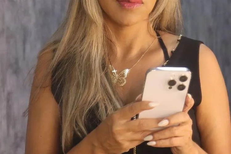 Conheça Simone Oliveira, Hair Artist especialista em mechas