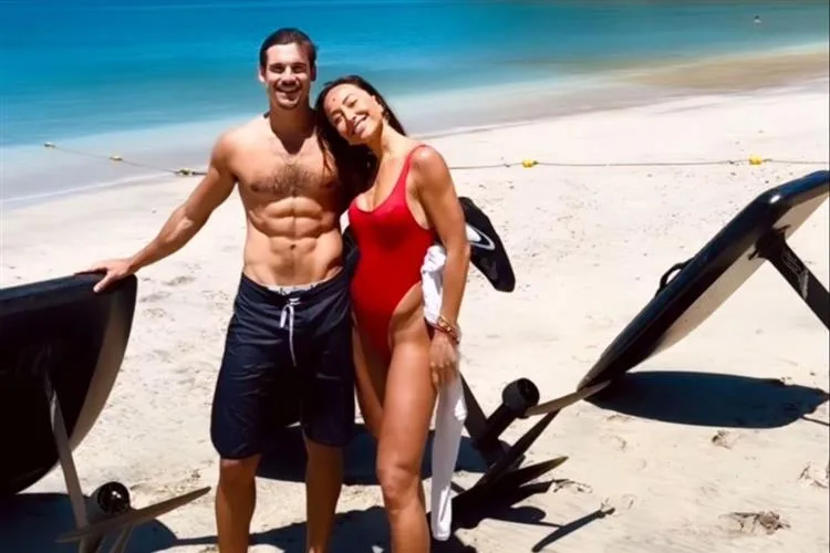 Sabrina Sato aparece em momento de intimidade com o novo namorado, Nicolas Prattes