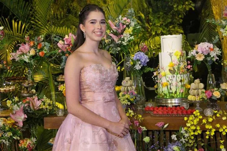 Valentina Viana Xerez celebra em grande estilo seu baile debutante