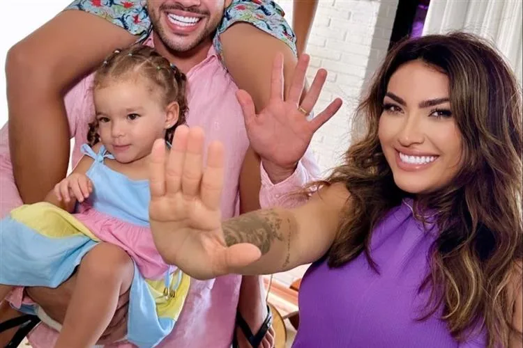 Thayse Teixeira e Leonardo Meireles comemoram mais um aviso da cegonha