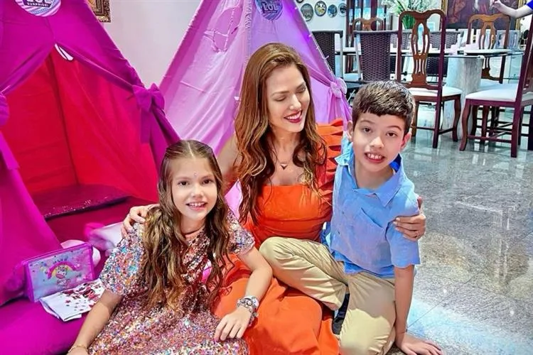 Ana Flávia Torquato arma divertida festa do pijama nos oito anos da filha Mariana