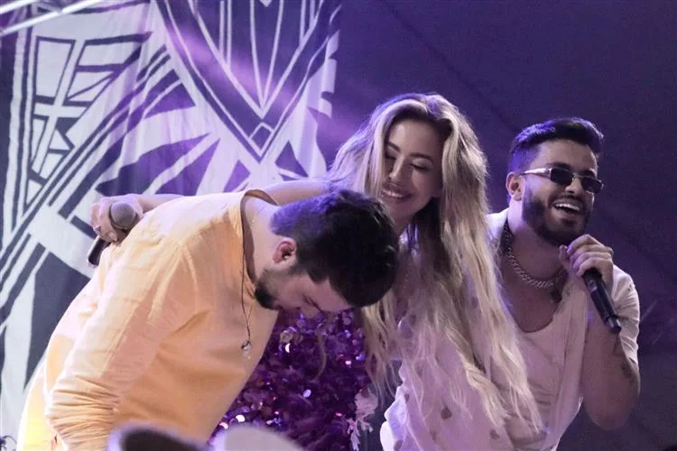 Max e Luan e a cantora Tollendal dividiram o palco no carnaval de 2024