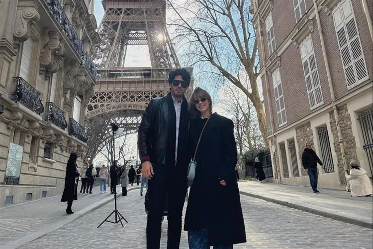 Maria Dias e Vinicius Machado ficam noivos em viagem
