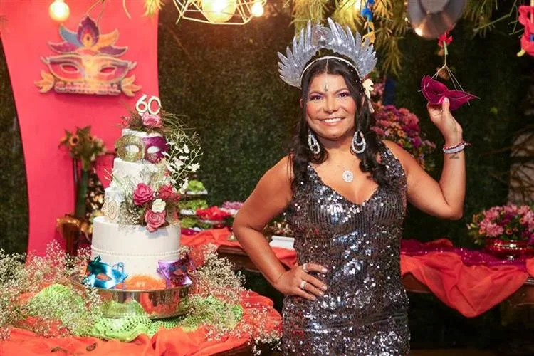 Genádia Mota comemora as 60 primaveras em clima carnavalesco
