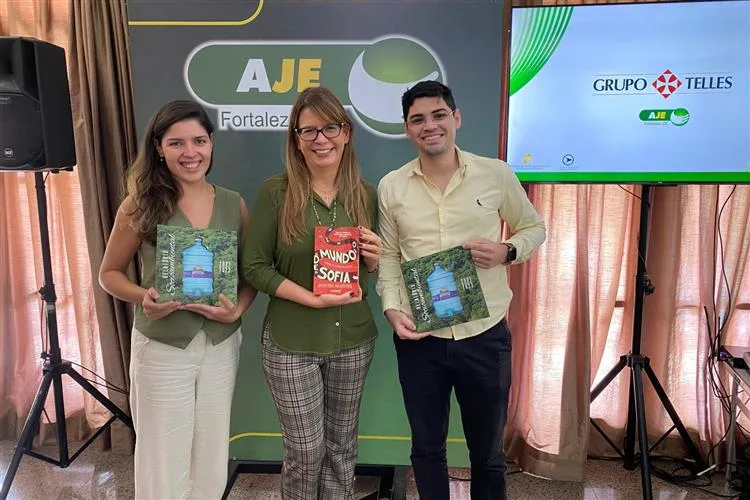 Aline Telles destaca momentos importantes de sua trajetória em evento da AJE Fortaleza