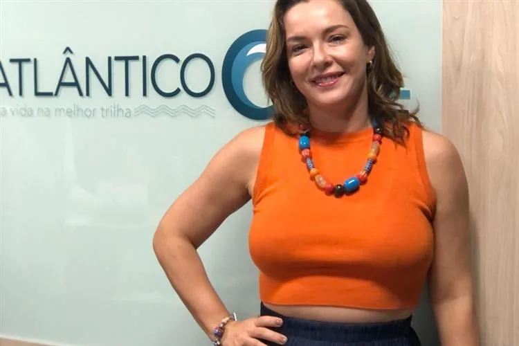Atriz Regiane Alves visita Grupo Cidade de Comunicação