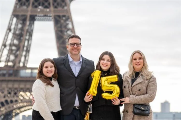 Mônica e Rapha Cunha celebram 15 anos da filha Lara em viagem