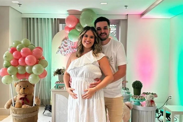 Larissa Torres e Gabriel Peixoto celebram Maria Liz em chá revelação
