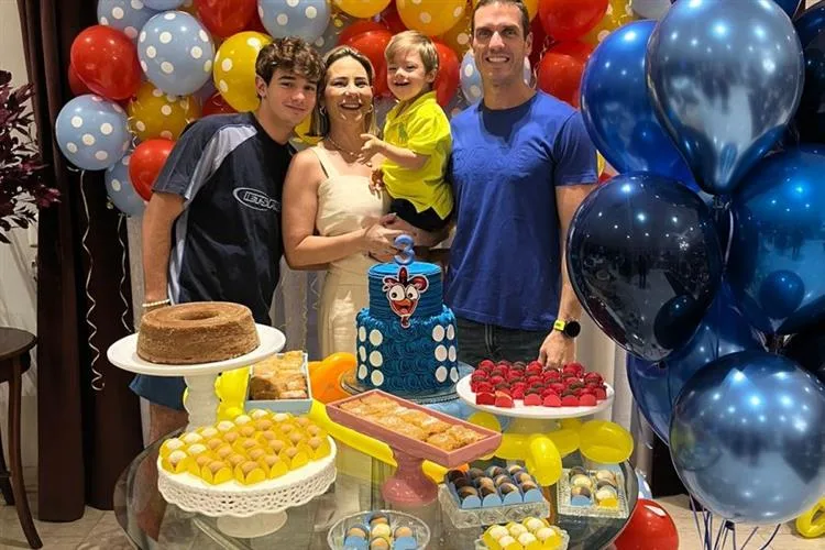 Gaída Dias e Flavio Furtado assopram as três velinhas do filho Miguel Neto