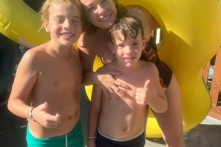 Regiane Alves se diverte com filhos no Beach Park