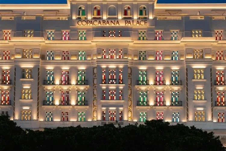 Icônica fachada do Copacabana Palace recebe intervenção do artista francês Daniel Buren