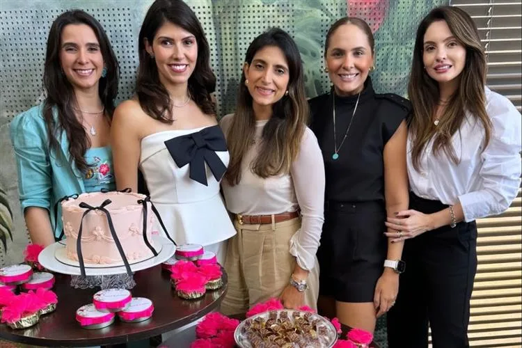 Flávia Laprovitera celebra a nova primavera entre amigos e familiares