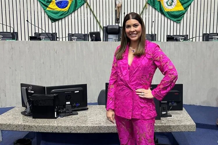 Assembleia Legislativa do Ceará homenageia Aline Morais como liderança feminina
