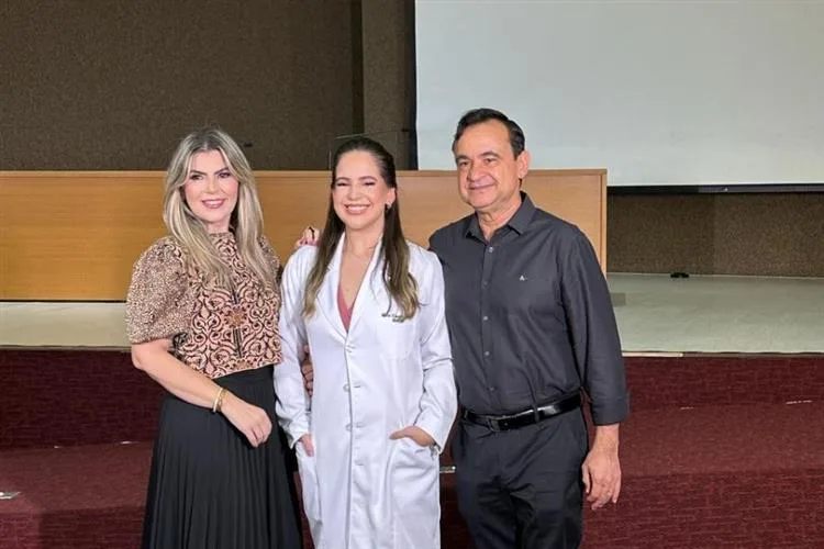 Manu e Luiz Alencar prestigiam, com alegria, a cerimônia do jaleco da filha Maria Eduarda