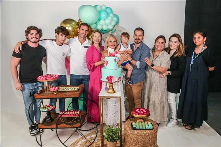 Gaída Dias recebe o carinho da equipe do Grupo Cidade e da família em B-Day surpresa duplo