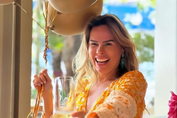 Marceline Moreno brinda a nova primavera com turma de amigas