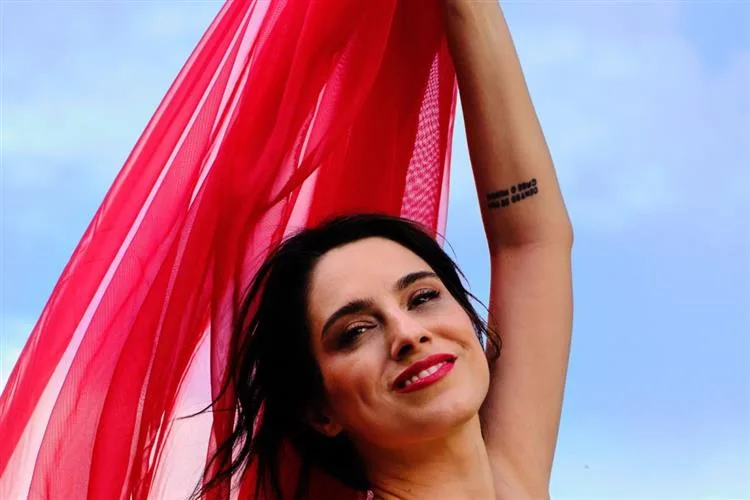 Monique Kessous se apresenta na Casa Estação da Luz, em Olinda