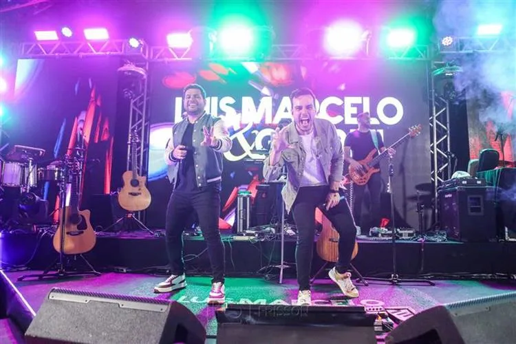 Luís Marcelo e Gabriel e Banda Mel de Caju causaram frisson no aniversário de Miguel Dias Neto