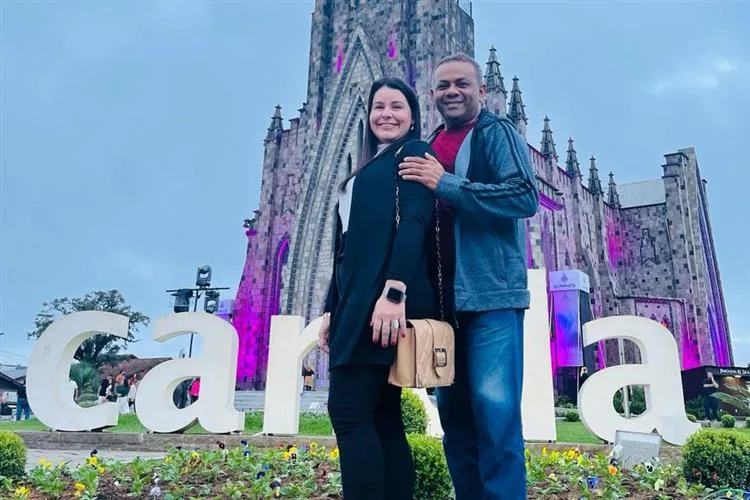 Evaldo Costa e Lívia Galvão curtem viagem por Gramado e Canela