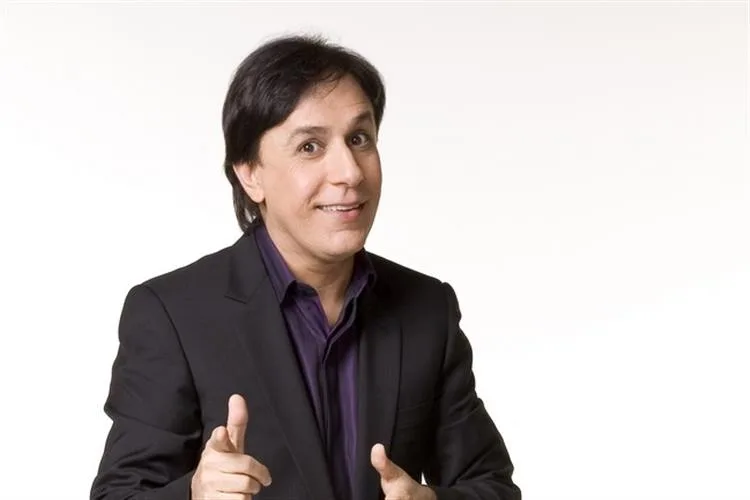 Tom Cavalcante apresentará o novo game show “Acerte ou Caia” na Record TV