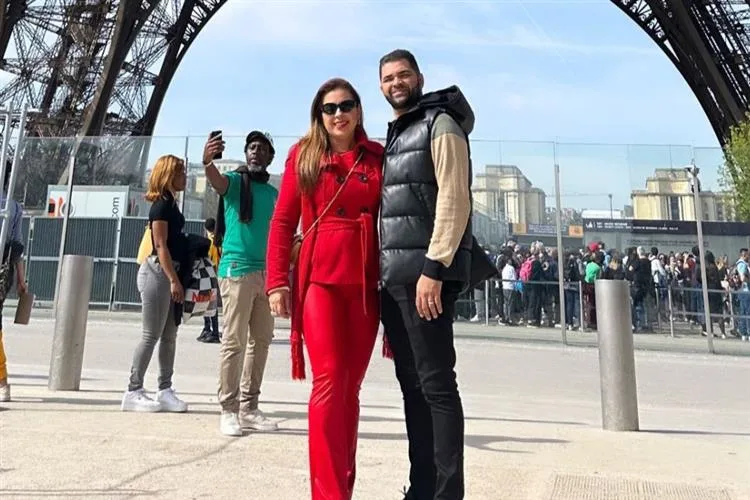 Camila Ximenes e Jacob Stevenson desembarcam em Paris para brindar os 15 anos de casados