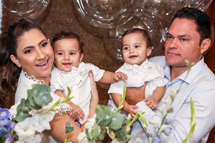 Mailton Batista e Isabela Serpa celebram a vida e o batizado dos gêmeos Bento e Levi