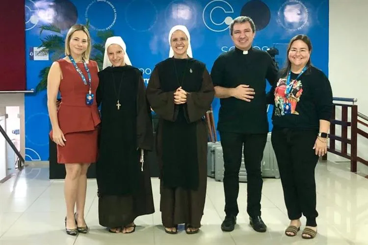 Irmã Edwiges Maria e Padre Vanderlúcio abençoam Grupo Cidade de Comunicação na Semana Santa