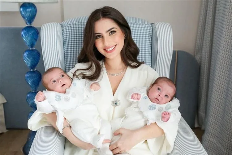 Nicole Pinheiro e Netinho Bayde apresentam os filhos gêmeos José e Francisco