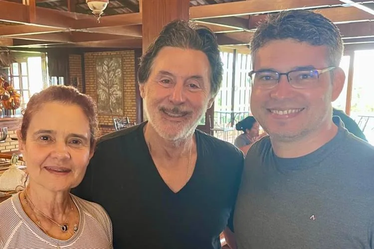 Felipe Ribeiro aproveita a Semana Santa na Fazenda Santa Mônica, de Mônica e Eunício Oliveira