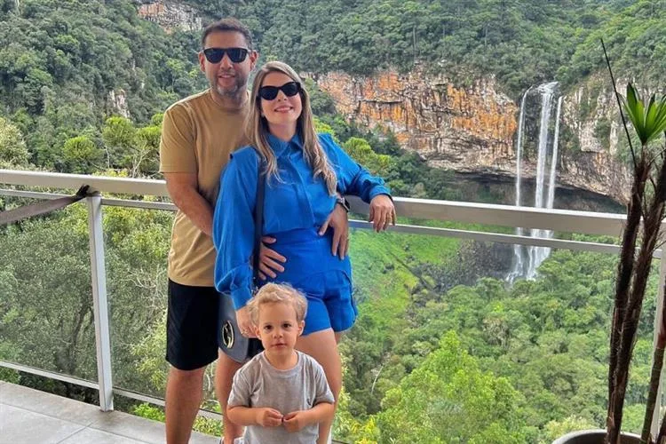 Larissa Alcântara e André Marques curtem dias em Gramado ao lado do filho, André