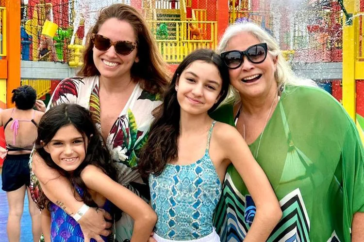 Fafá de Belém curte férias com a família no Beach Park