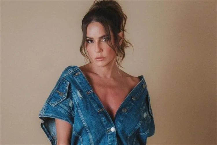 Atriz Deborah Secco confirma que está solteira