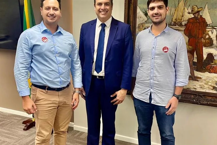 Lucas Melo e Germano Belchior, da AJE Fortaleza, são recebidos pelo presidente do BNB, Paulo Câmara