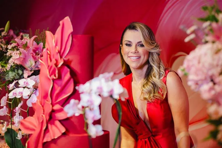 Livia Correia arma festão para comemorar sua estreia nas quatro décadas
