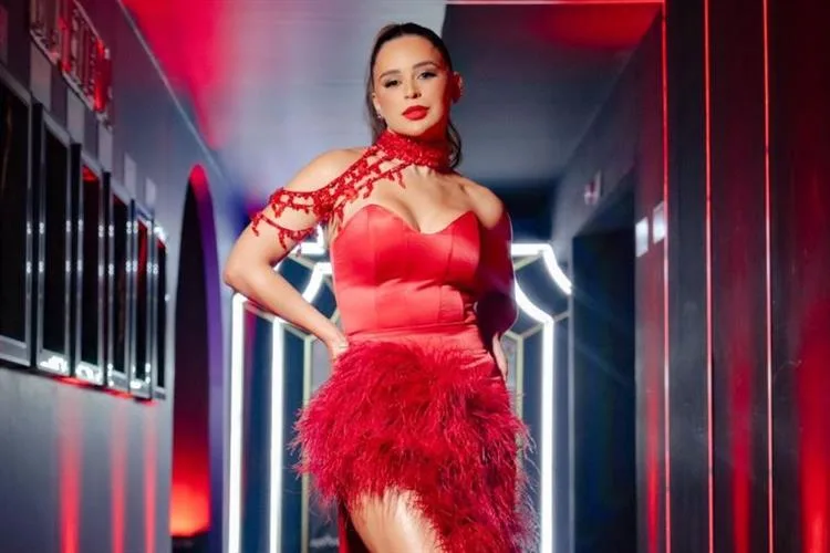 Amanda Holanda causa frisson com super festa de aniversário