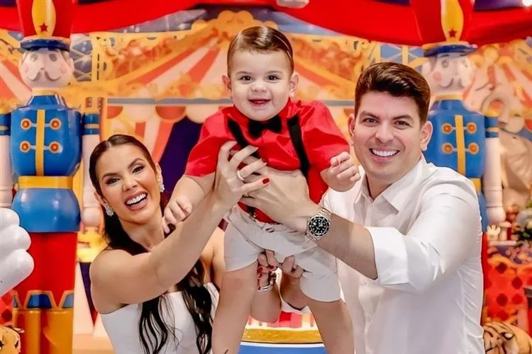 Hannah e Bruno Barreto assopram primeira velinha do filho Benjamim