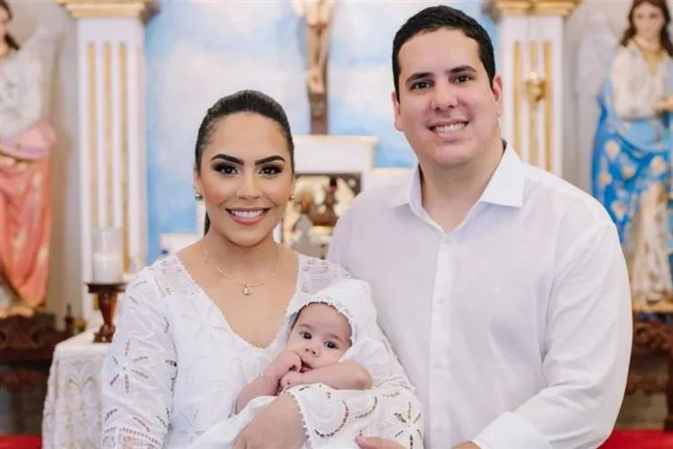 Anna Flávia e Lucas Cavalcante levam o filho Mateus à pia batismal