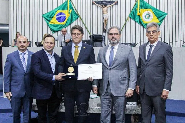 Assembleia Legislativa do Ceará homenageia Sindilojas pelos seus 90 anos