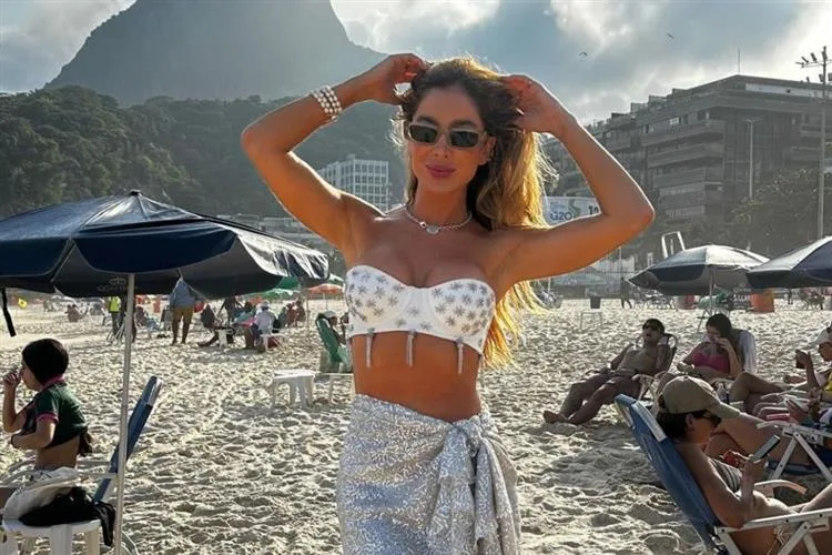 Priscilla Silva desembarca no Rio de Janeiro para despedida de solteira