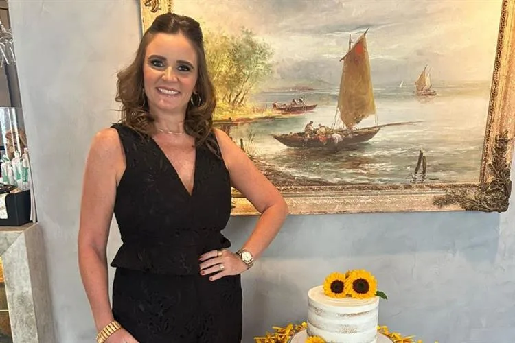 Márcia Studart celebra a nova idade em almoço entre amigas