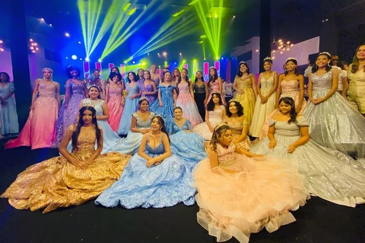 Adolescentes em tratamento contra o câncer ganham festa de 15 anos